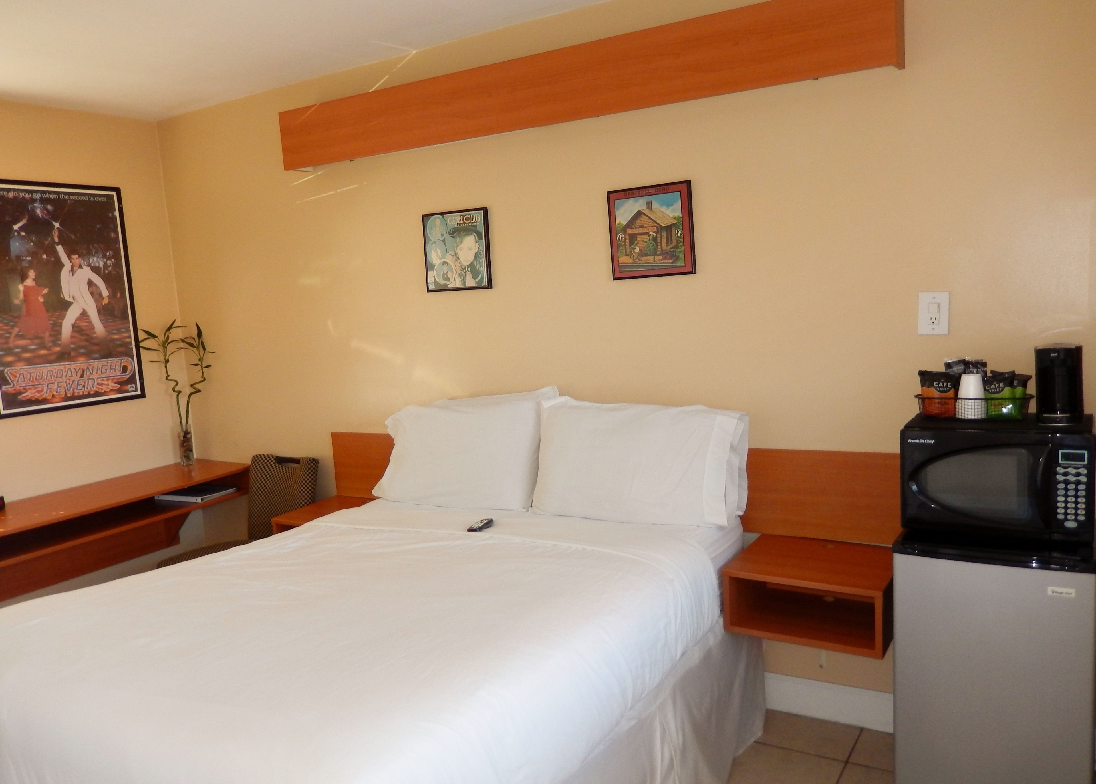 standard room, 1 queen bed, non smoking | mini fridge