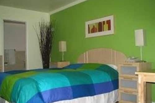 Quarto standard, 1 cama Queen | Cofres nos quartos, escrivaninha, ferros/tábuas de passar roupa