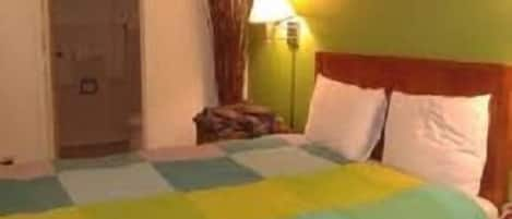 Standard Room, 1 Queen Bed | In-room safe, desk, iron/ironing board, free WiFi