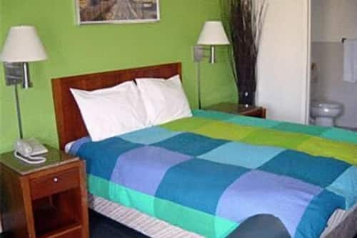 Quarto standard, 1 cama Queen | Cofres nos quartos, escrivaninha, ferros/tábuas de passar roupa