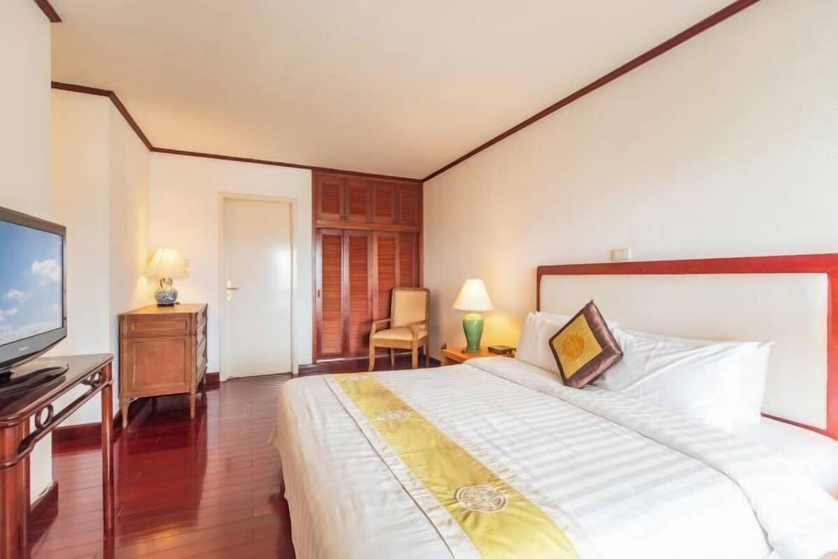 2 bedrooms, minibar, in-room safe, desk