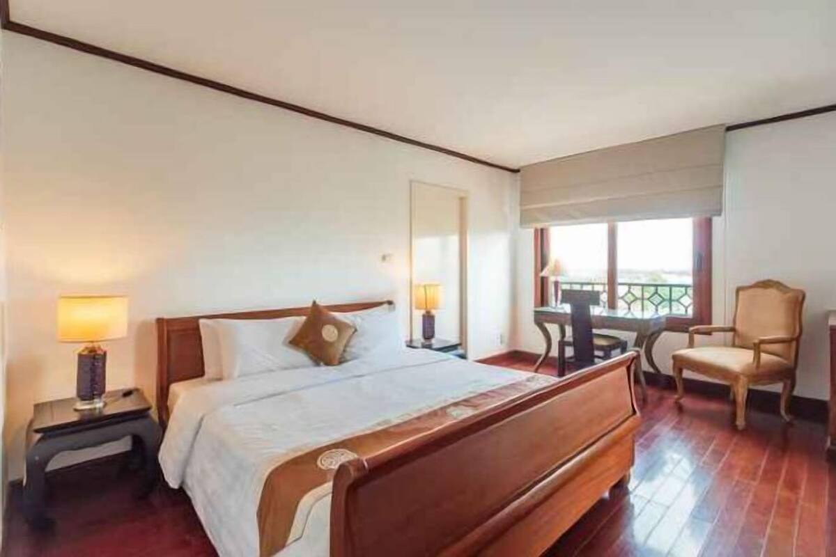 2 bedrooms, minibar, in-room safe, desk