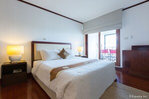 Minibar, caja fuerte, escritorio y cortinas opacas