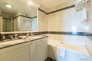 4 Bedrooms Suite | Bathroom