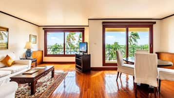 1 Bedroom Suite | Minibar, in-room safe, desk, blackout drapes