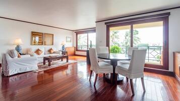Minibar, két bảo mật tại phòng, bàn, màn/rèm cản sáng