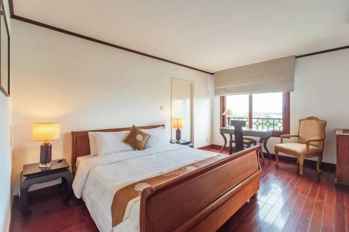2 bedrooms, minibar, in-room safe, desk