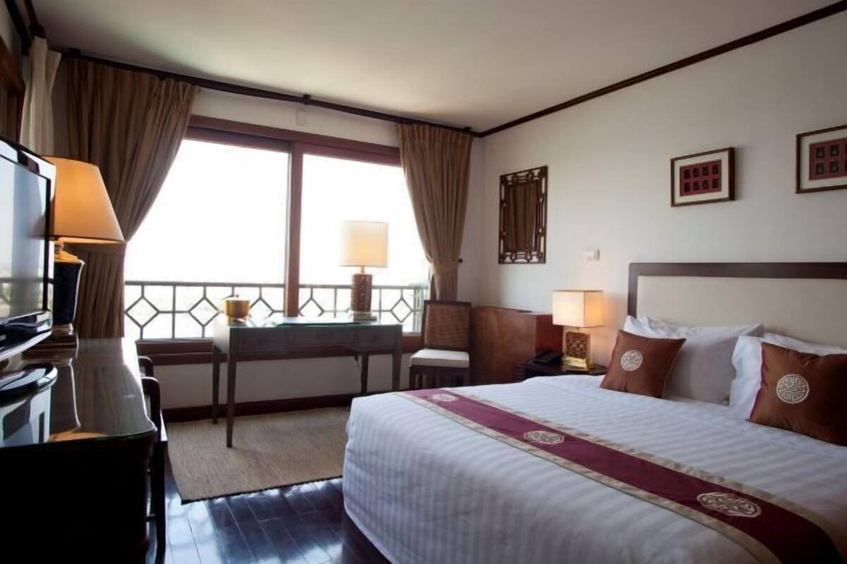 2 bedrooms, minibar, in-room safe, desk