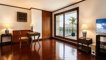 Suite, 4 chambres | Minibar, coffres-forts dans les chambres, bureau, rideaux occultants