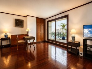 Minibar, in-room safe, desk, blackout curtains - Saigon Domaine Luxury Residences (Ho Chi Minh City)