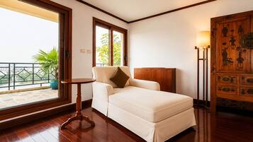 4 Bedrooms Suite | Minibar, in-room safe, desk, blackout curtains