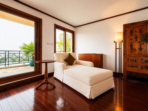 Minibar, in-room safe, desk, blackout curtains - Saigon Domaine Luxury Residences (Ho Chi Minh City)