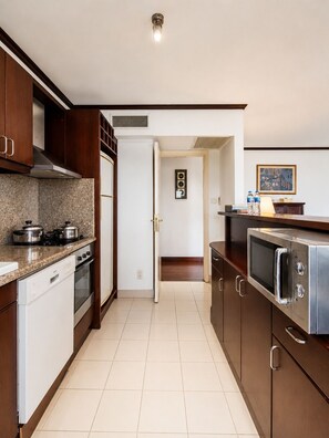 Minibar, in-room safe, desk, blackout curtains - Saigon Domaine Luxury Residences (Ho Chi Minh City)