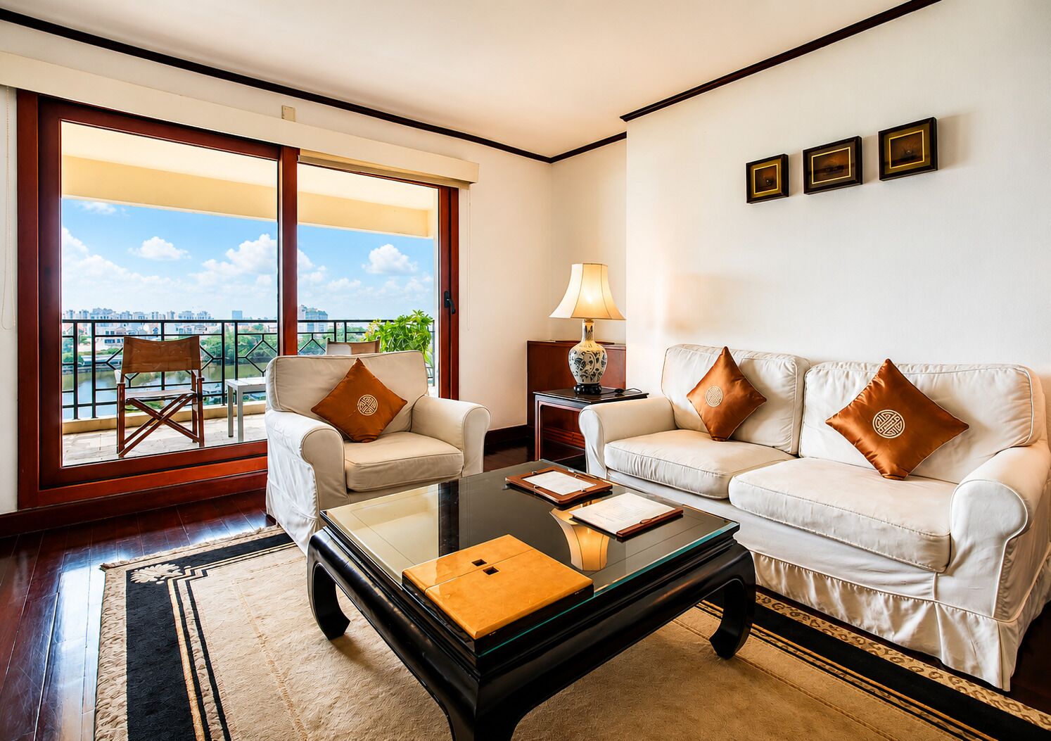 Suite, 3 habitaciones | Minibar, caja fuerte, escritorio y cortinas opacas