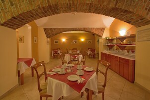 Café da manhã com buffet grátis todos os dias