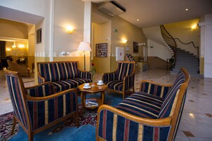 Área de estar no saguão