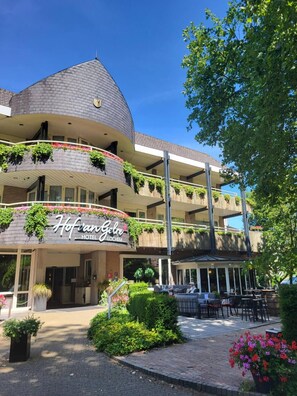 Vista frontal de la propiedad