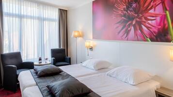 Comfort tweepersoonskamer | Luxe beddengoed, donzen dekbedden, een kluis op de kamer, een bureau