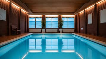 Indoor pool, pool loungers