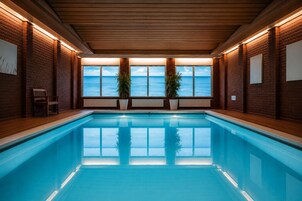 Indoor pool, sun loungers