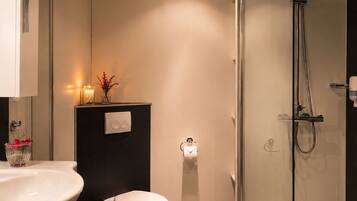 Rainfall showerhead, free toiletries, hair dryer, bathrobes