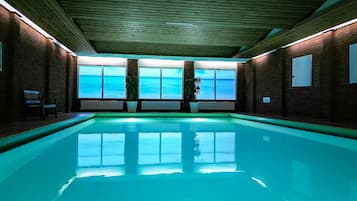 Indoor pool, sun loungers