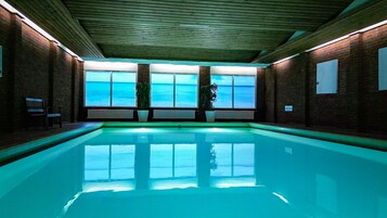Indoor pool, sun loungers