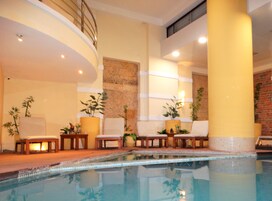 Una piscina al aire libre de temporada