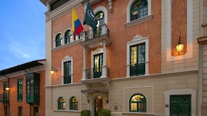 A historic building with a central entrance, multiple windows, and a balcony with railings. - Hotel de la Opera (Bogotá)