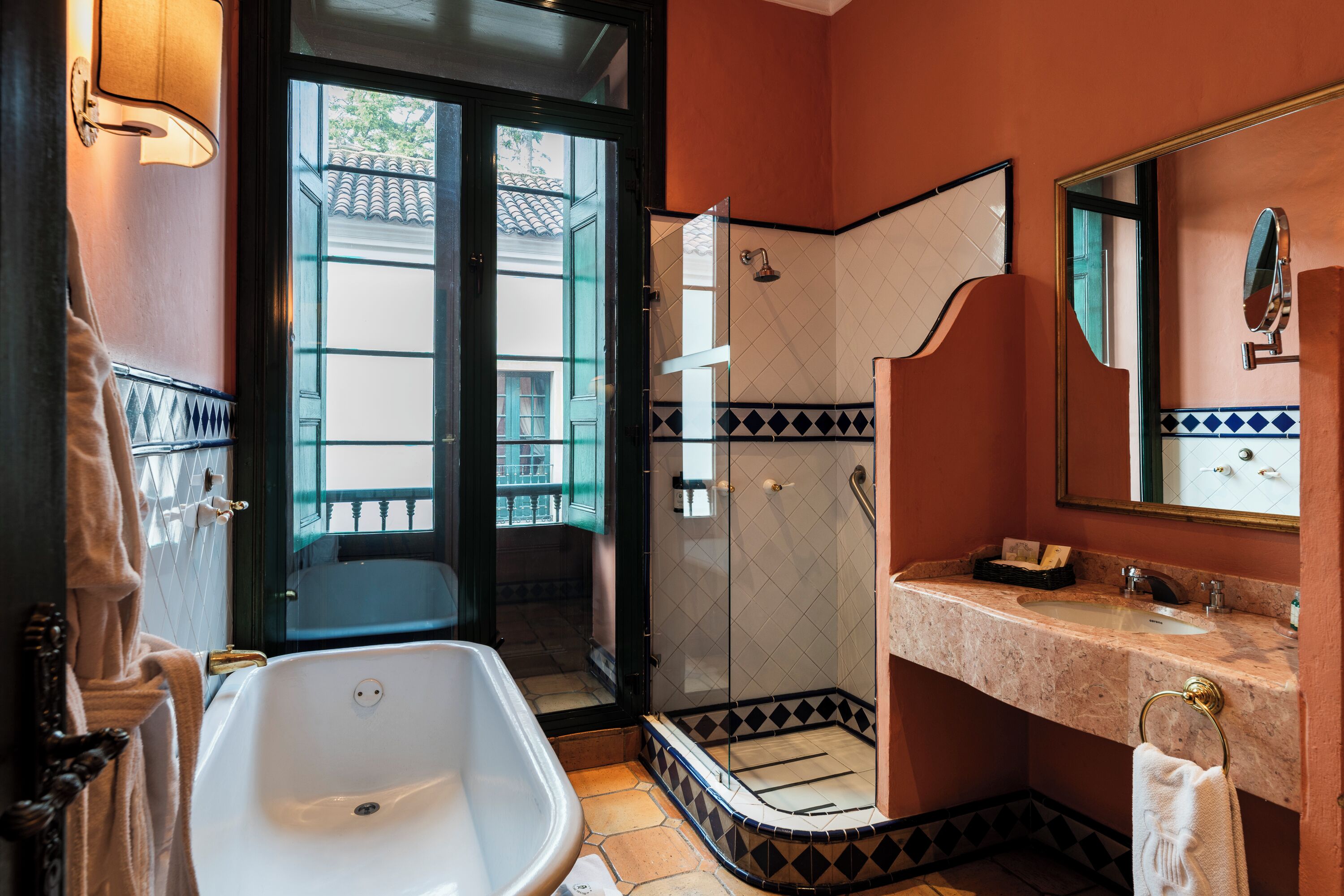 Sábanas de algodón egipcio, cubrecamas y minibar 