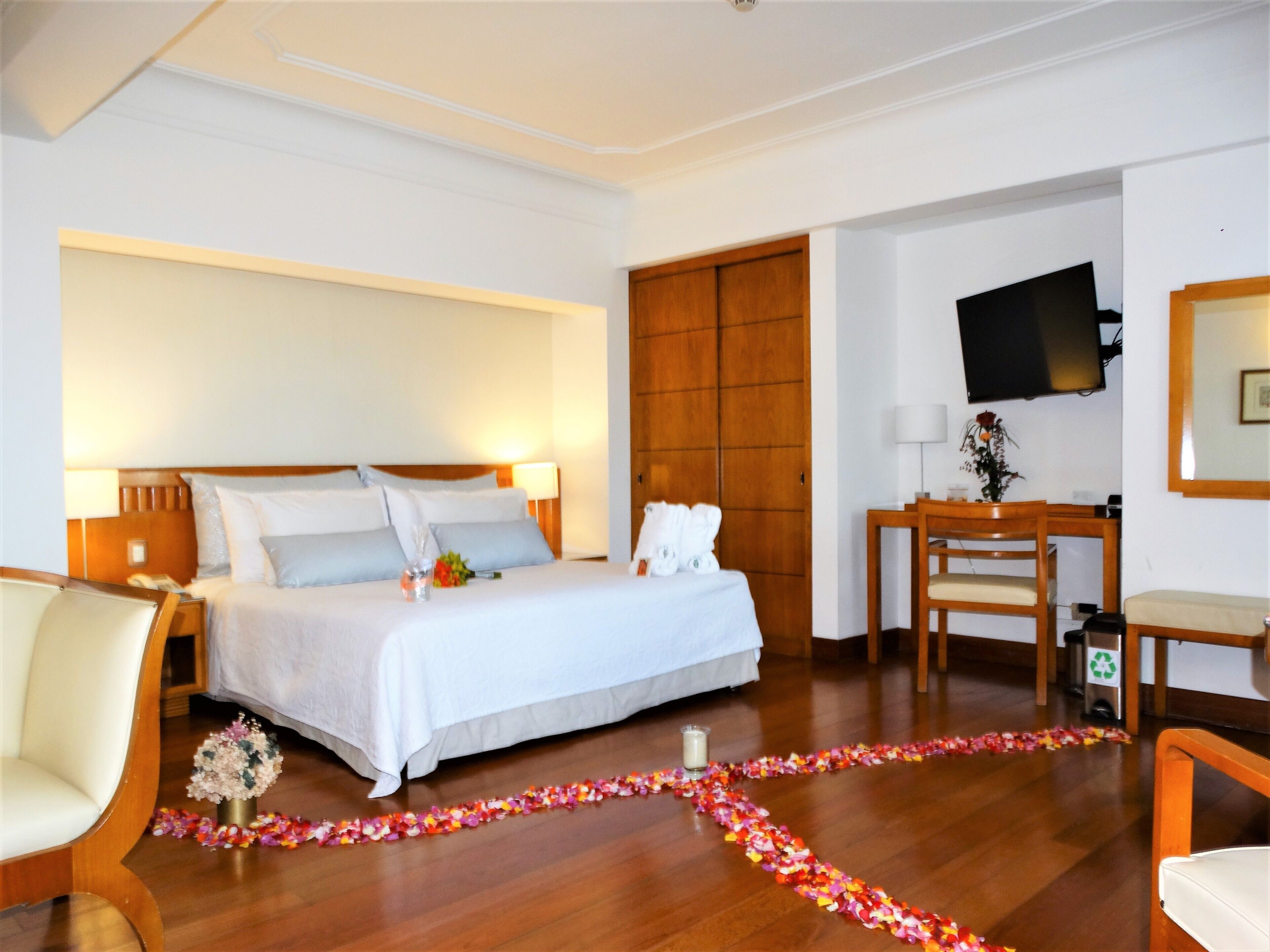 Suíte júnior | Roupas de cama de algodão egípcio, edredons de pluma, frigobar