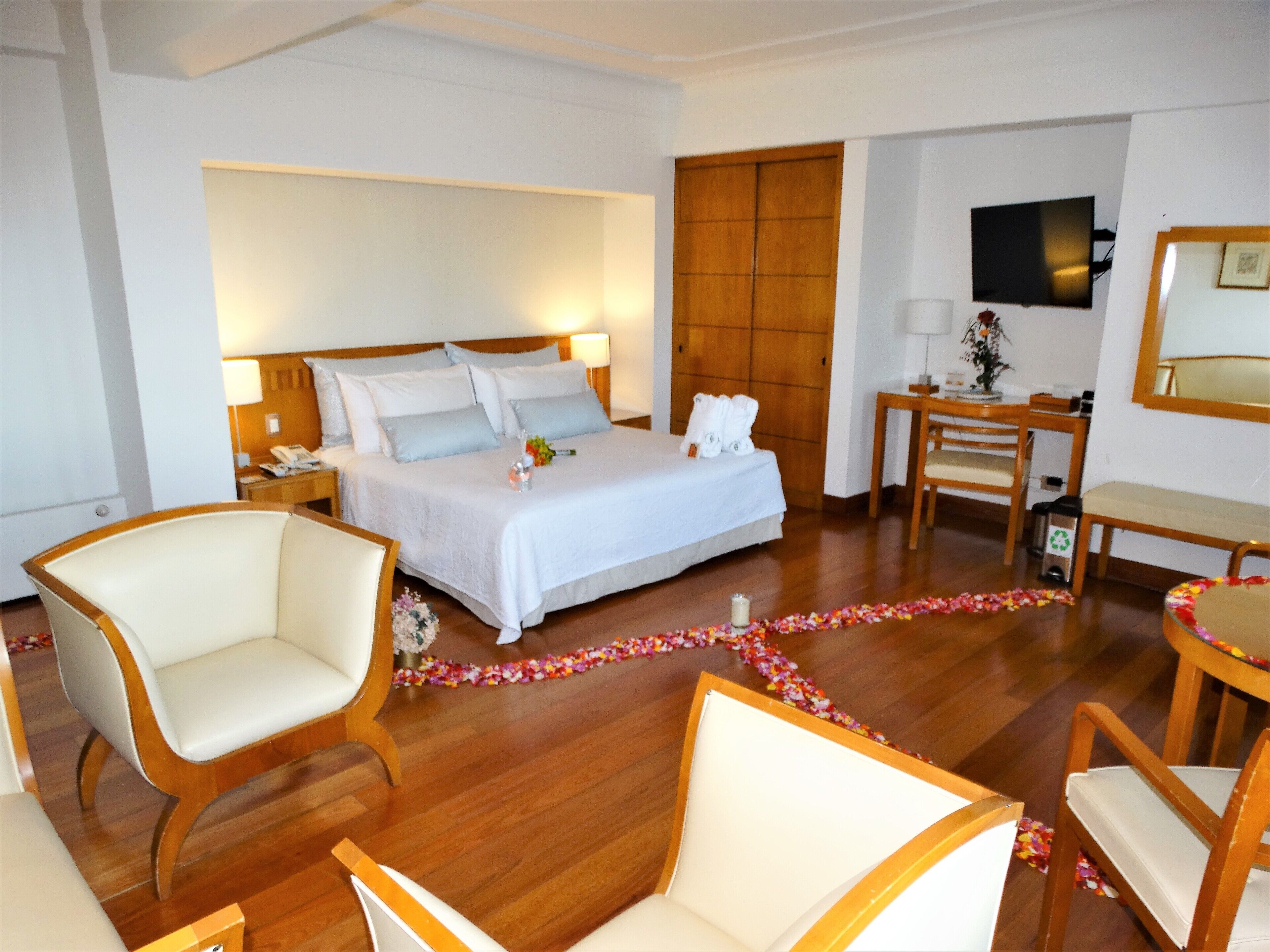 junior suite | 1 bedroom, egyptian cotton sheets, down duvets, minibar