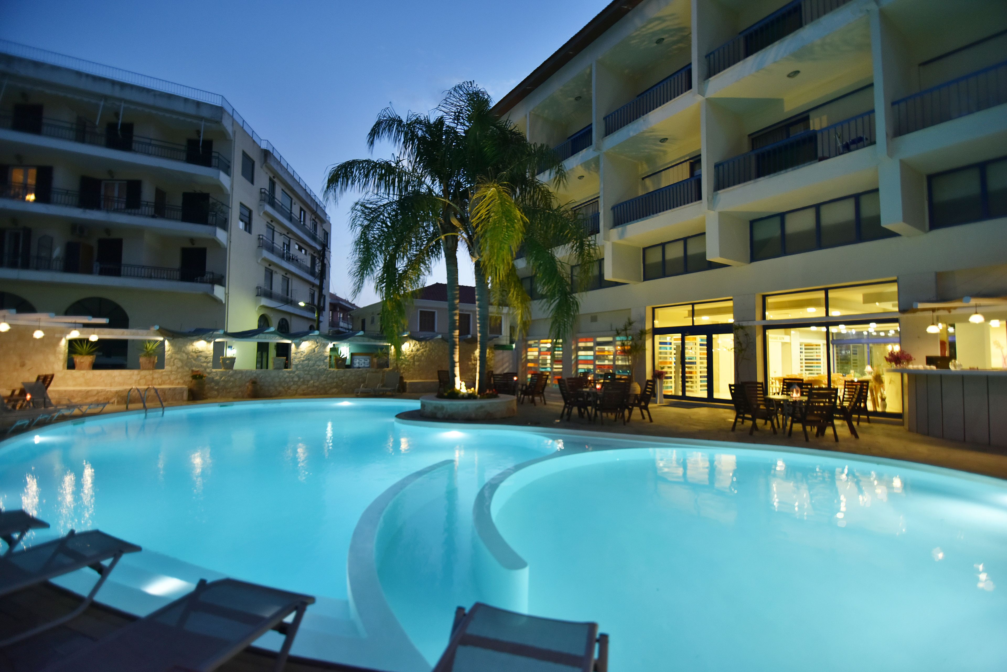 Kauden mukainen ulkouima-allas