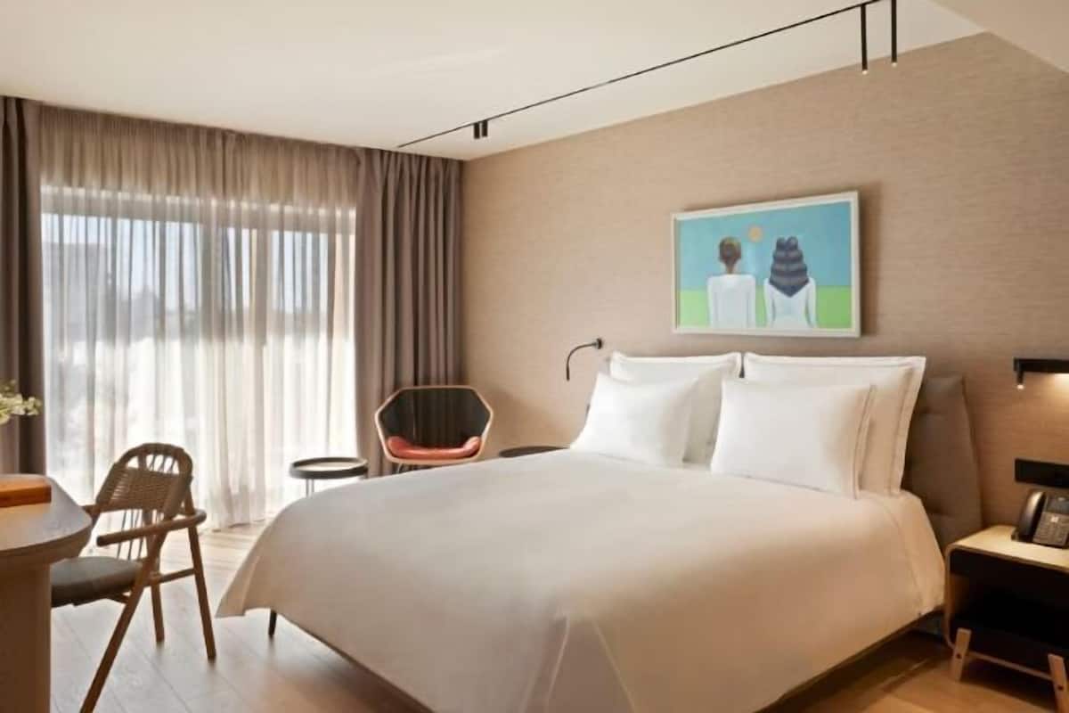 Een minibar, een kluis op de kamer, een bureau, geluiddichte muren