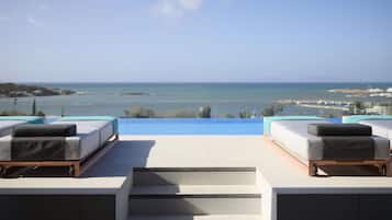 Piscine couverte, piscine extérieure, chaises longues