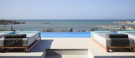 Inomhuspool, utomhuspool och solstolar