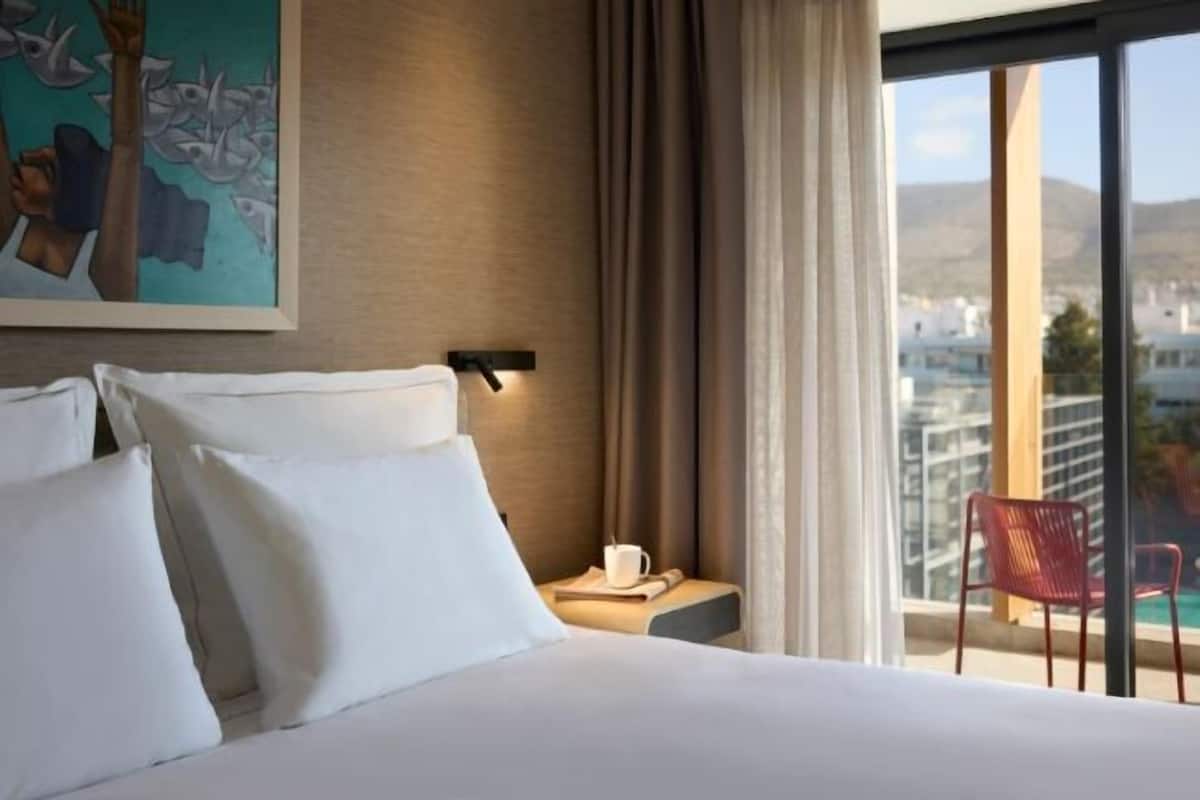 Een minibar, een kluis op de kamer, een bureau, geluiddichte muren