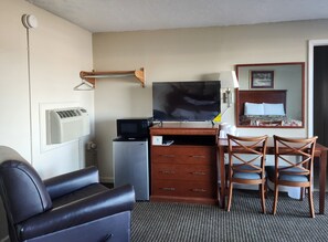 客房, 2 张双人床, 无烟房 | 1 多间卧室、办公桌、熨斗/熨板、免费 WiFi