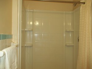 Bathroom shower - Royal Motel (Hermitage)