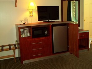 Habitación, 2 camas matrimoniales, para fumadores | 1 habitación, escritorio, tabla de planchar con plancha y wifi gratis 