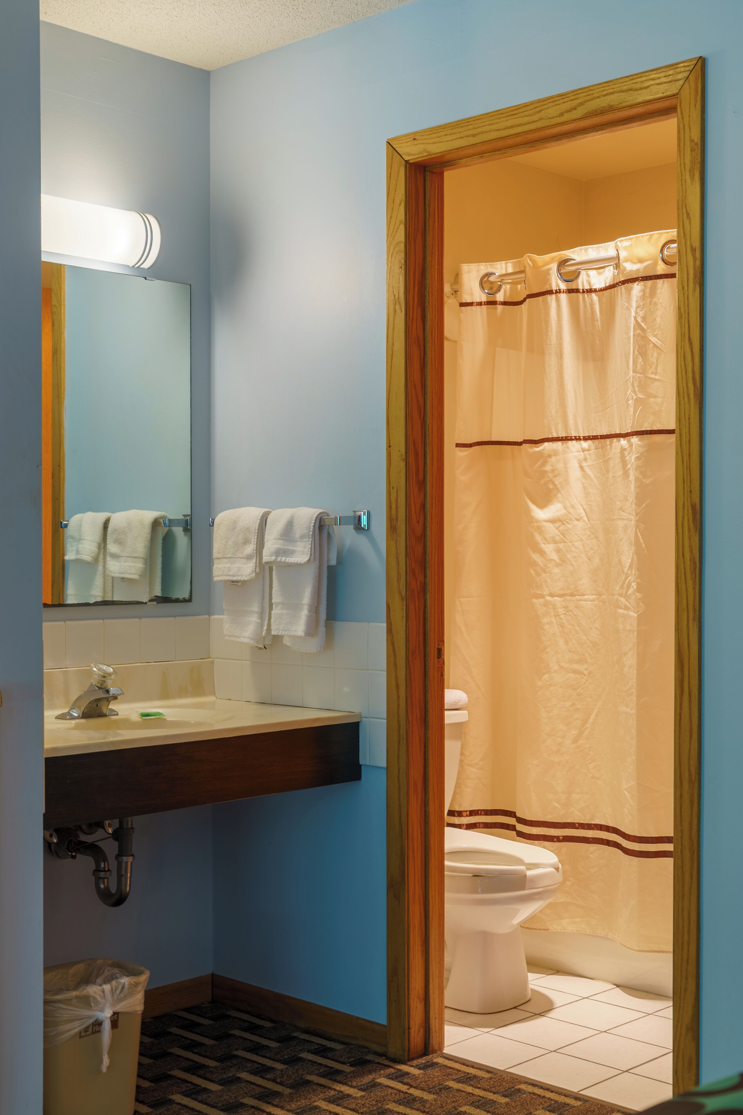 Standard Room, 1 King Bed with Sofa bed, Non Smoking | Bathroom