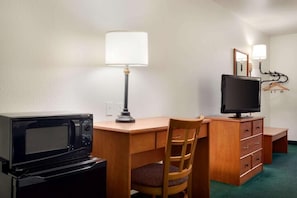 Individually decorated, individually furnished, desk, laptop workspace - Travelodge by Wyndham Clinton Valley West Court (Clinton)