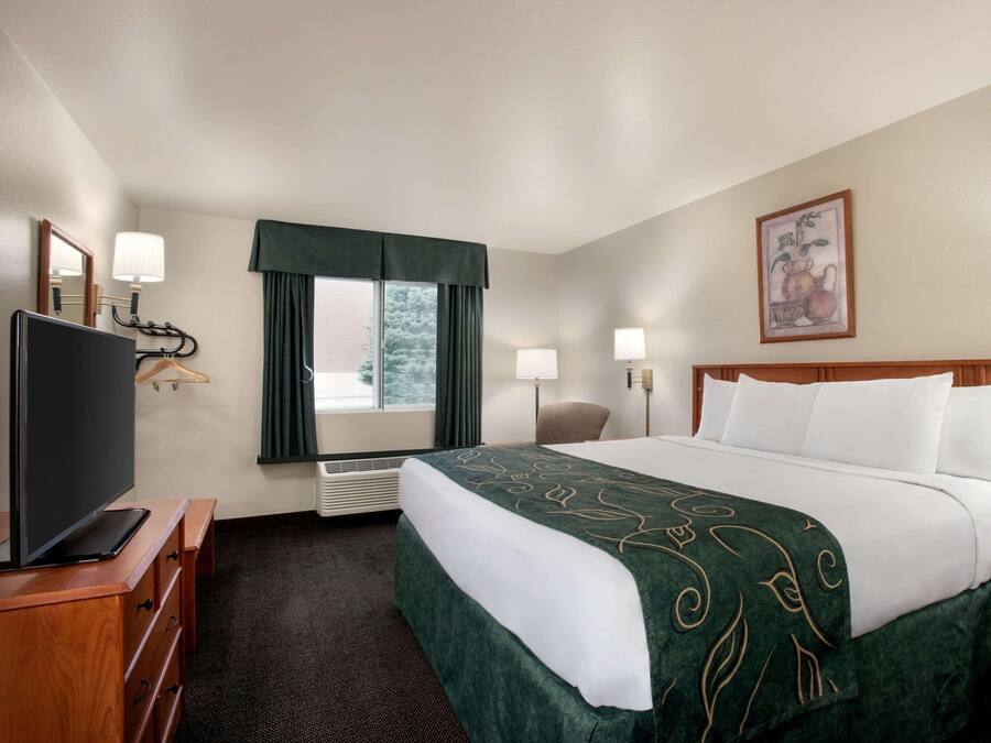 Individuell inredning, unika möbler, skrivbord och arbetsyta för laptop