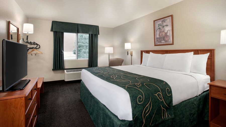 Travelodge by Wyndham Clinton Valley West Court