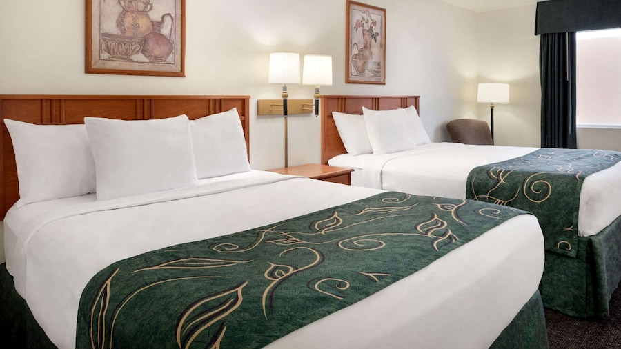 Travelodge by Wyndham Clinton Valley West Court