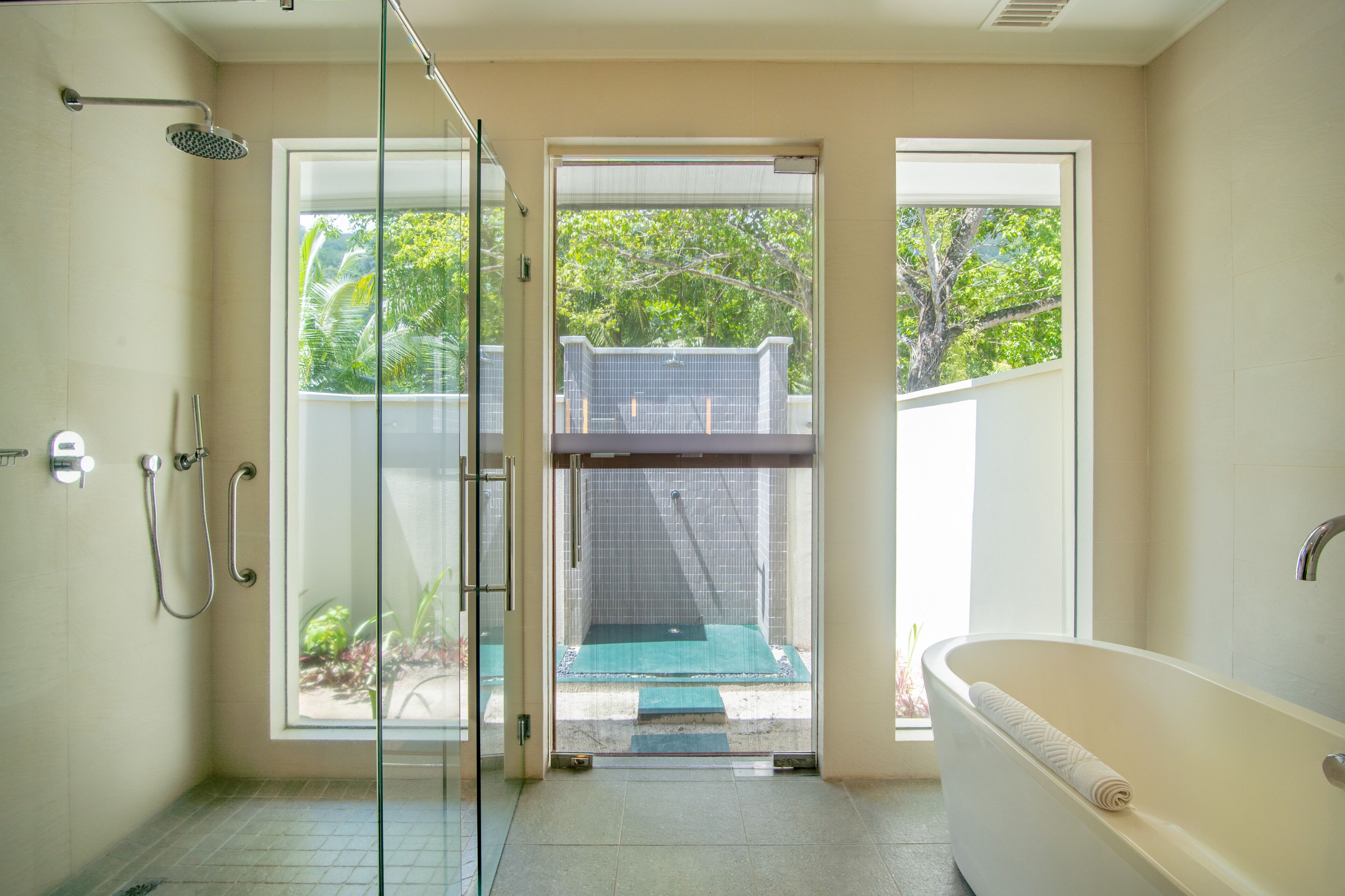 Bañera y ducha independientes, bañera profunda y secador de pelo