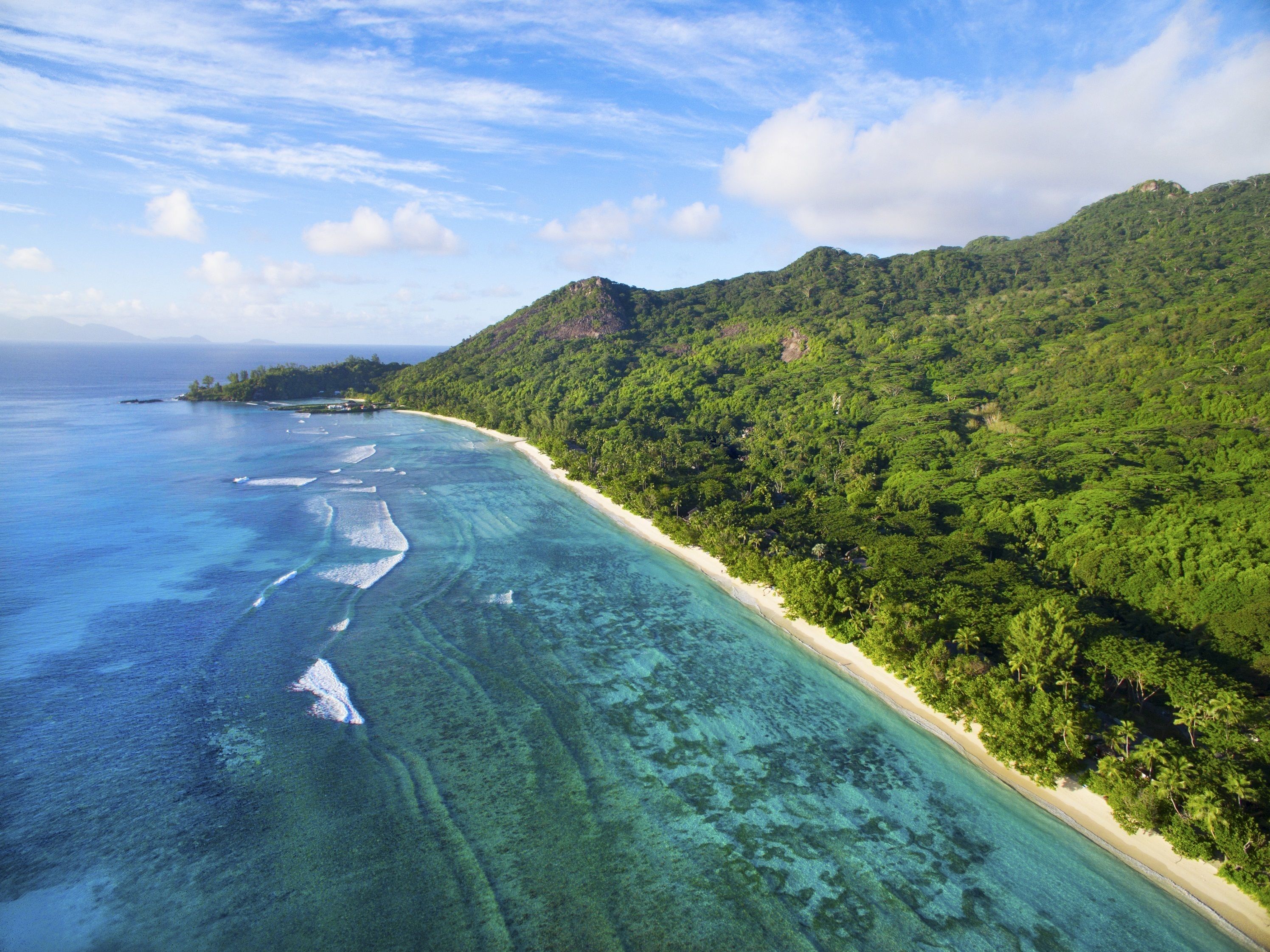 Sabbia bianca, lettini da mare, ombrelloni, teli da spiaggia