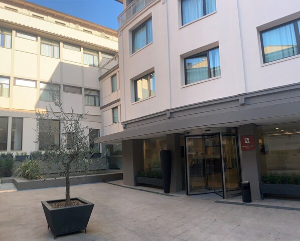 Vista frontal de la propiedad