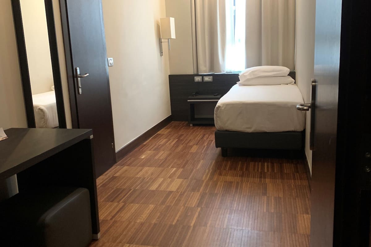 executive single room | 1 bedroom, minibar, in-room safe, desk