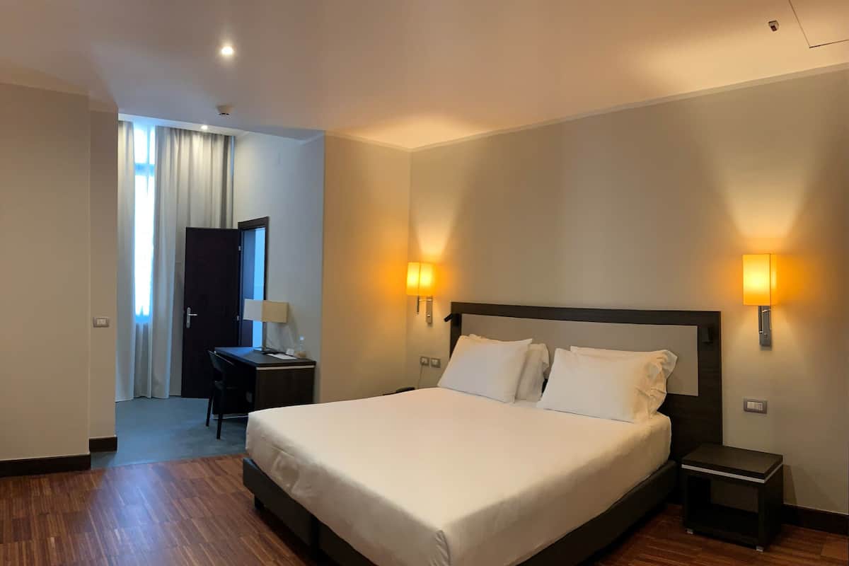 Minibar, caja de seguridad en la habitación y escritorio